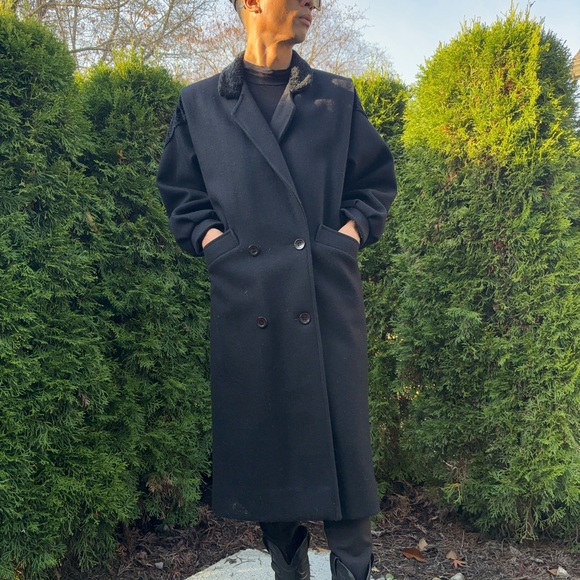 Black vintage wool blend Trench. Sleek and sharp design with unique fur details - Picture 6 of 8